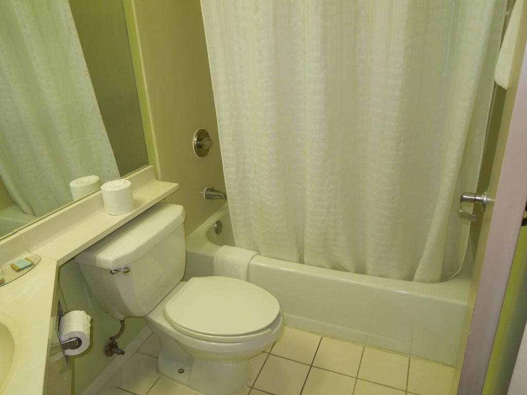 Travelodge - Cincinnati シャロンビル 部屋 写真